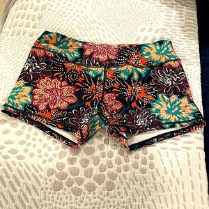 Born Primitive. size L. Floral print workout shorts